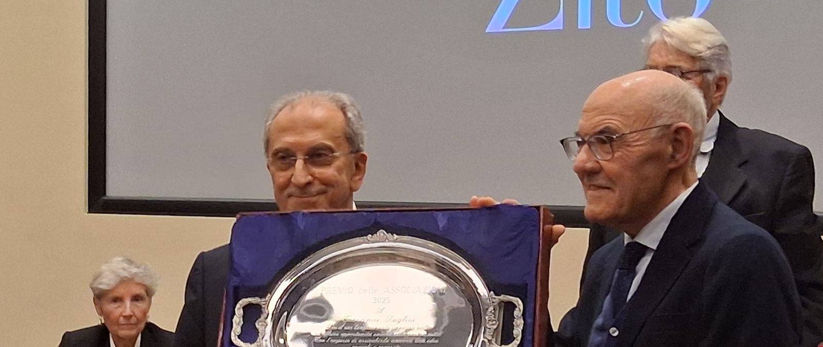 Il Rettore Emerito Giovanni Puglisi riceve il Premio del Forum delle Associazioni di Palermo 2025