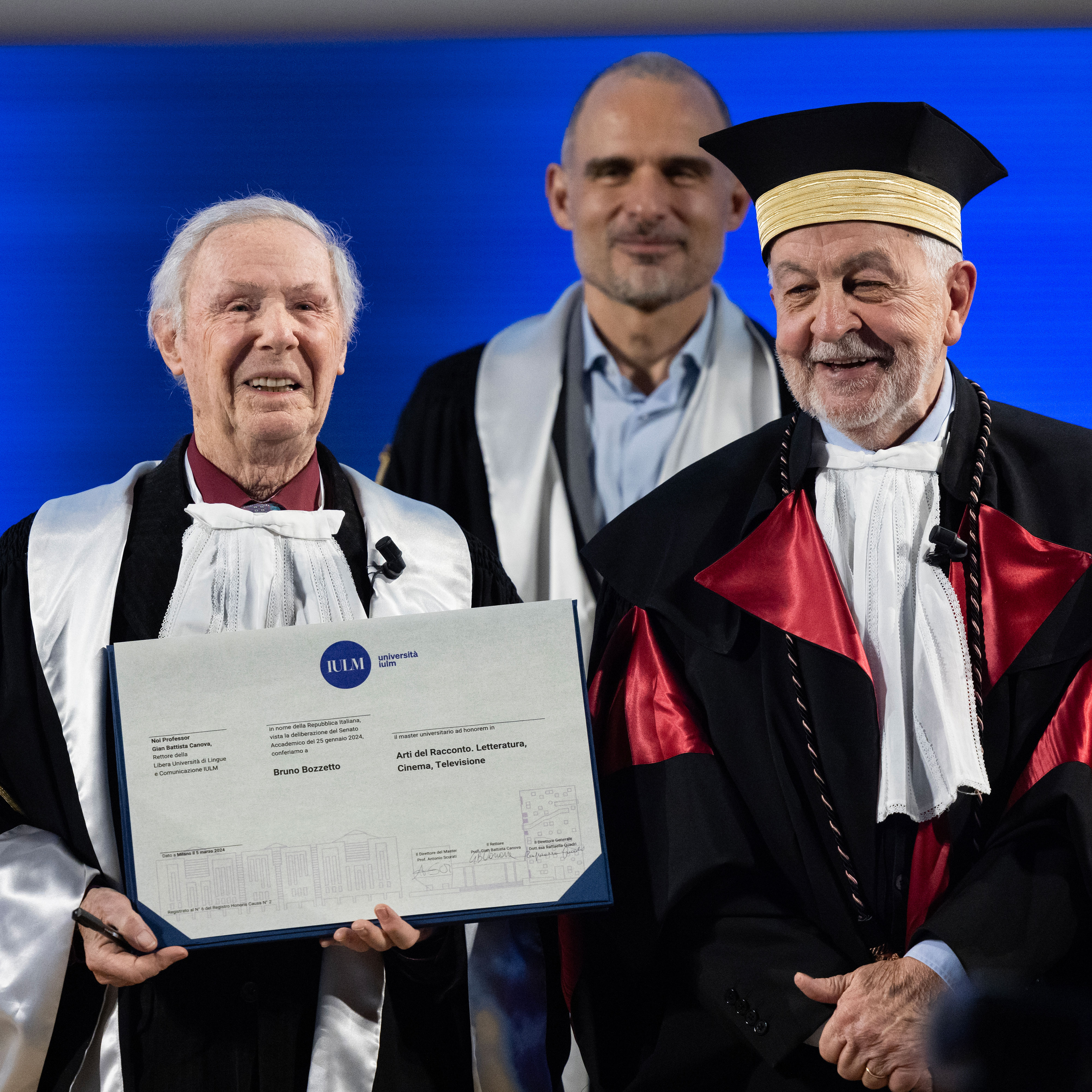 7. Consegna della pergamena a Bruno Bozzetto