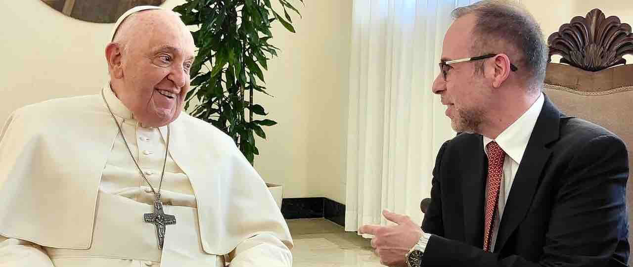 Fabio Marchese Ragona, IULM alumnus, wins Biagio Agnes Award with autobiography of Pope Francis