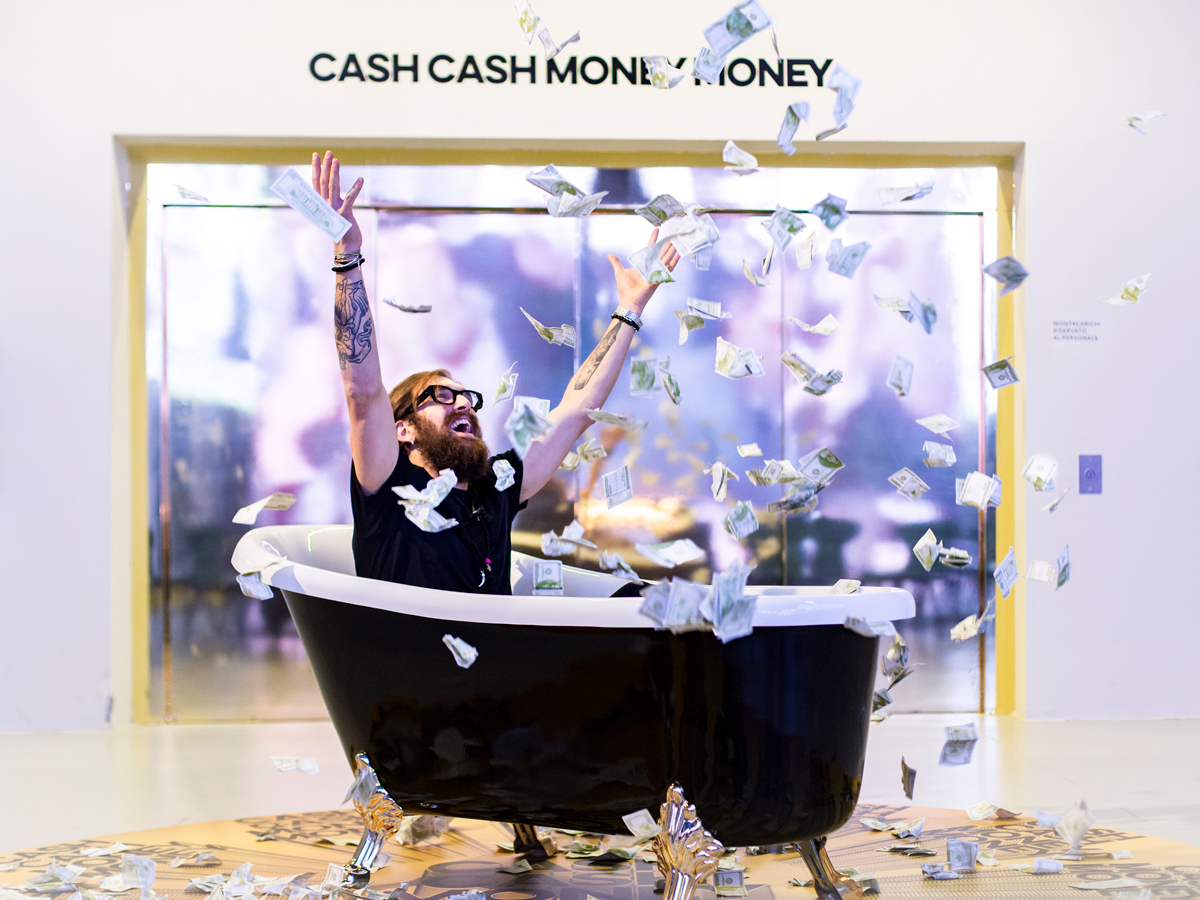 Una vasca di banconote