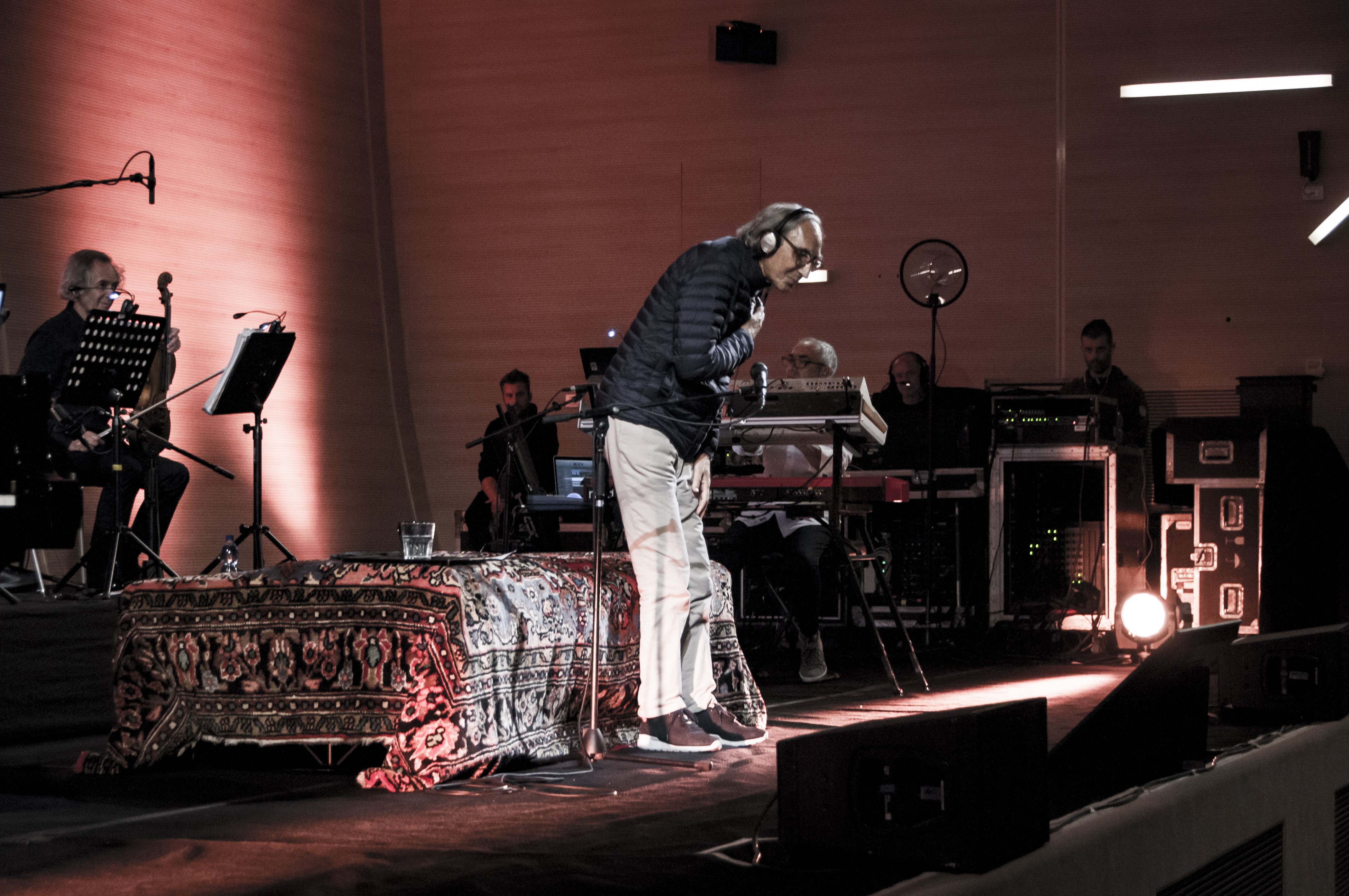 Franco Battiato durante il concerto in Auditorium IULM