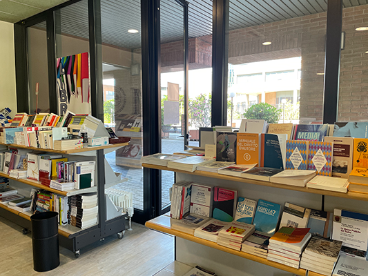 La Libreria Lumi si trova nel porticato esterno dell&rsquo;Edificio IULM 1