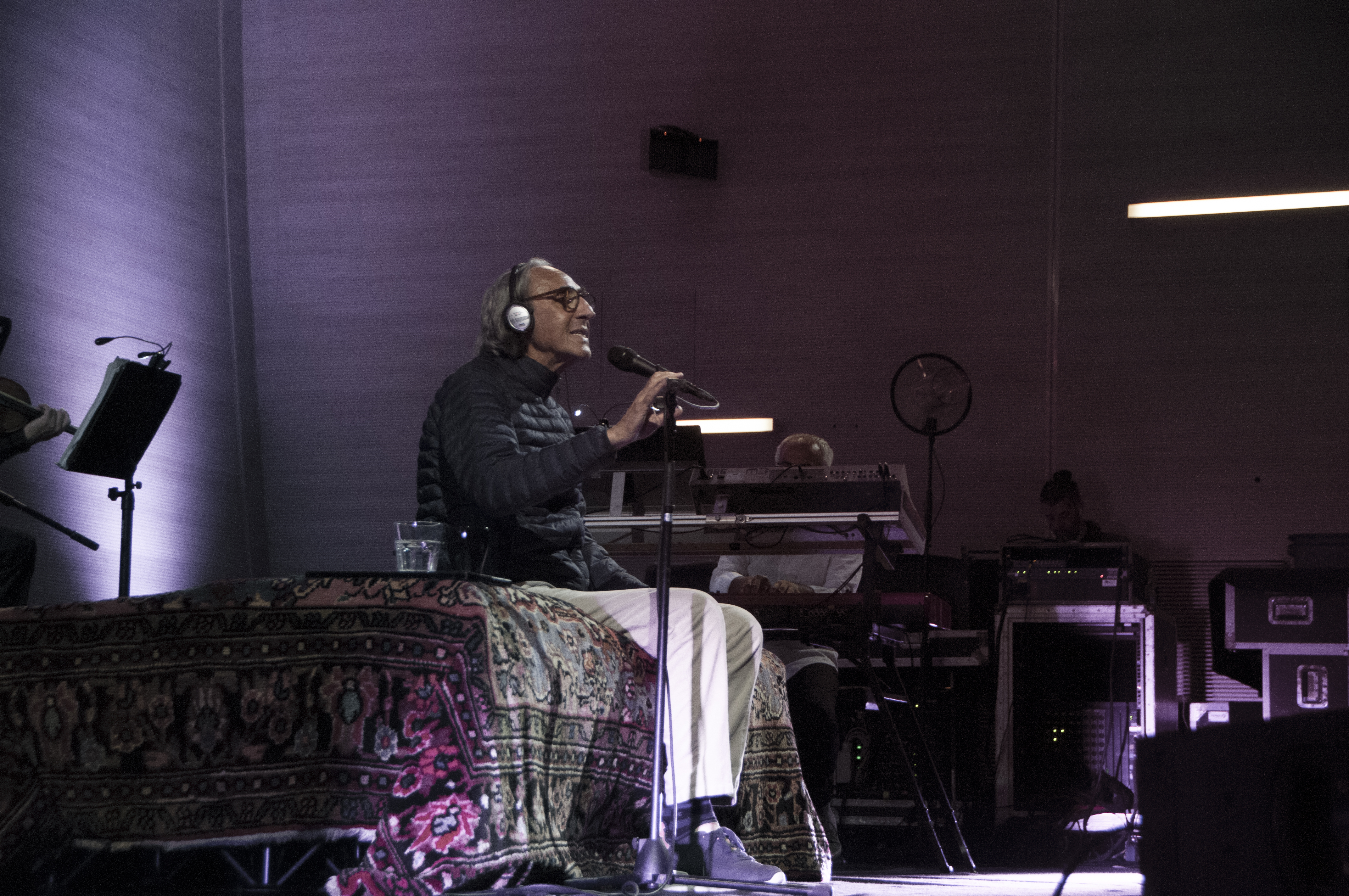 Franco Battiato durante il concerto in Auditorium IULM